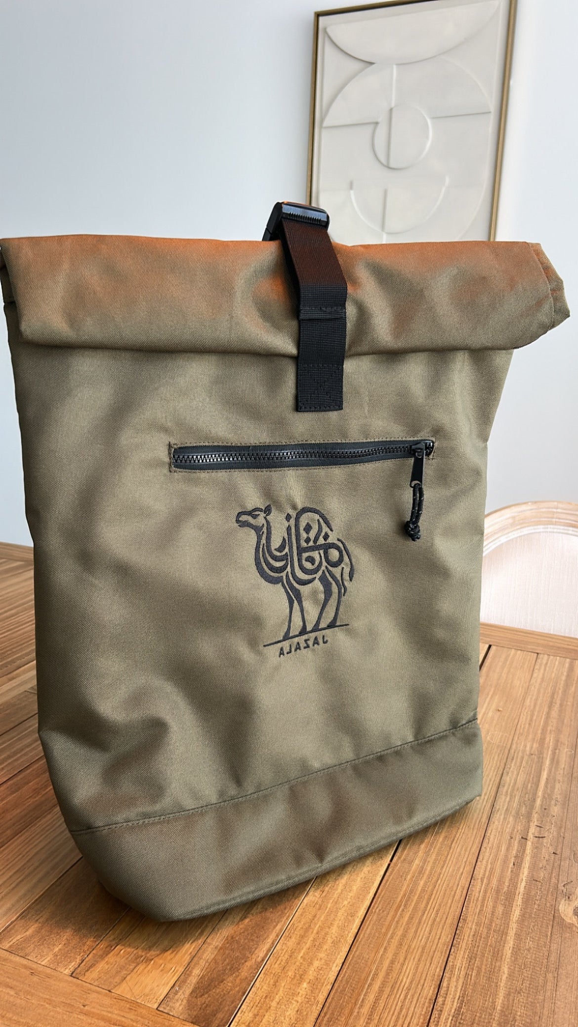 Le sac Jazala, votre compganon de route.

Souple, robuste et stylé, il s'adapte parfaitement à tout ce que vous mettez dedans.

Et pour le rendre vraiment unique, vous pouvez même le PERSONNALISER avec votre prénom ou celui d'un proche - il suffit de m'envoyer un message !